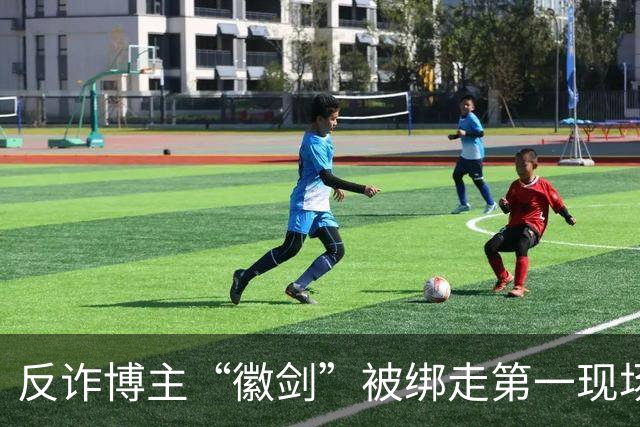反诈博主“徽剑”被绑走第一现场近照曝光，事发地为广东一农贸市场顶楼露天停车场，底商繁忙人流密集，停车场值班人员称“到处都是监控”